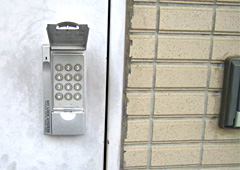 外の扉に付いているロック機能
