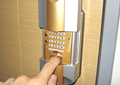 内側の扉を開けるには番号と指紋認証が必要